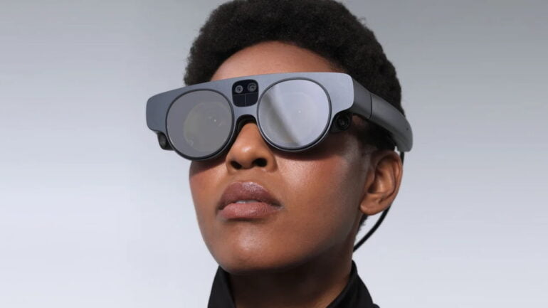 Eine Frau mit Magic Leap 2 im Gesicht.