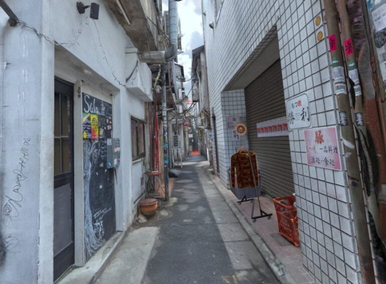 Eine Hintergasse in Tokio.