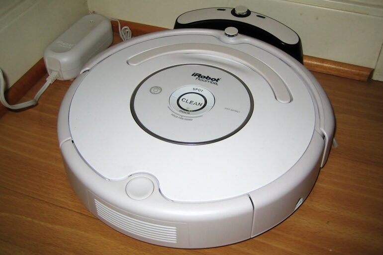 Der autonome Staubsaugerroboter Roomba der US-Firma iRobot erschien erstmals im Jahr 2002 und ist mittlerweile in der 9. Generation erhältlich. Er findet sich mittels Sensoren auf dem Boden zurecht und kann Flecken, Hindernisse sowie Abgründe erkennen. Eine ähnliche Funktionsweise kommt etwa bei Rasenmährobotern zum Einsatz.