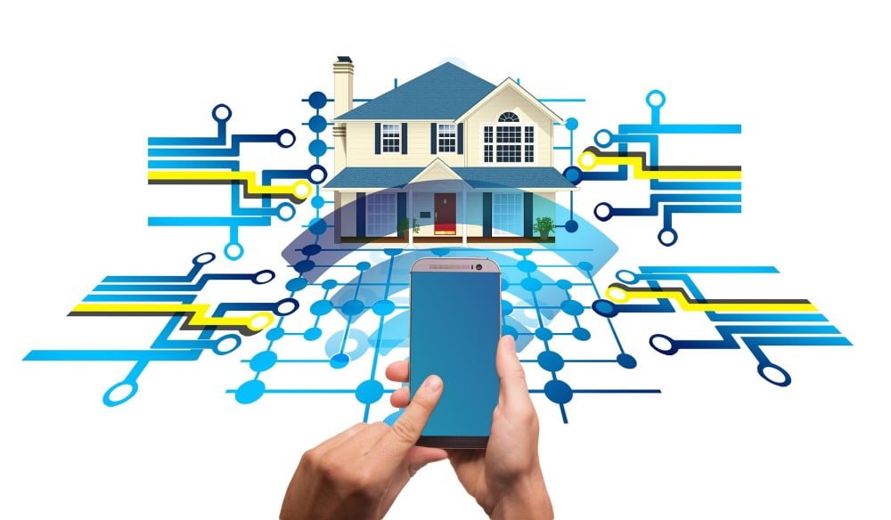 Ein vernetztes Smart Home, das von einem Smartphone gesteuert wird.