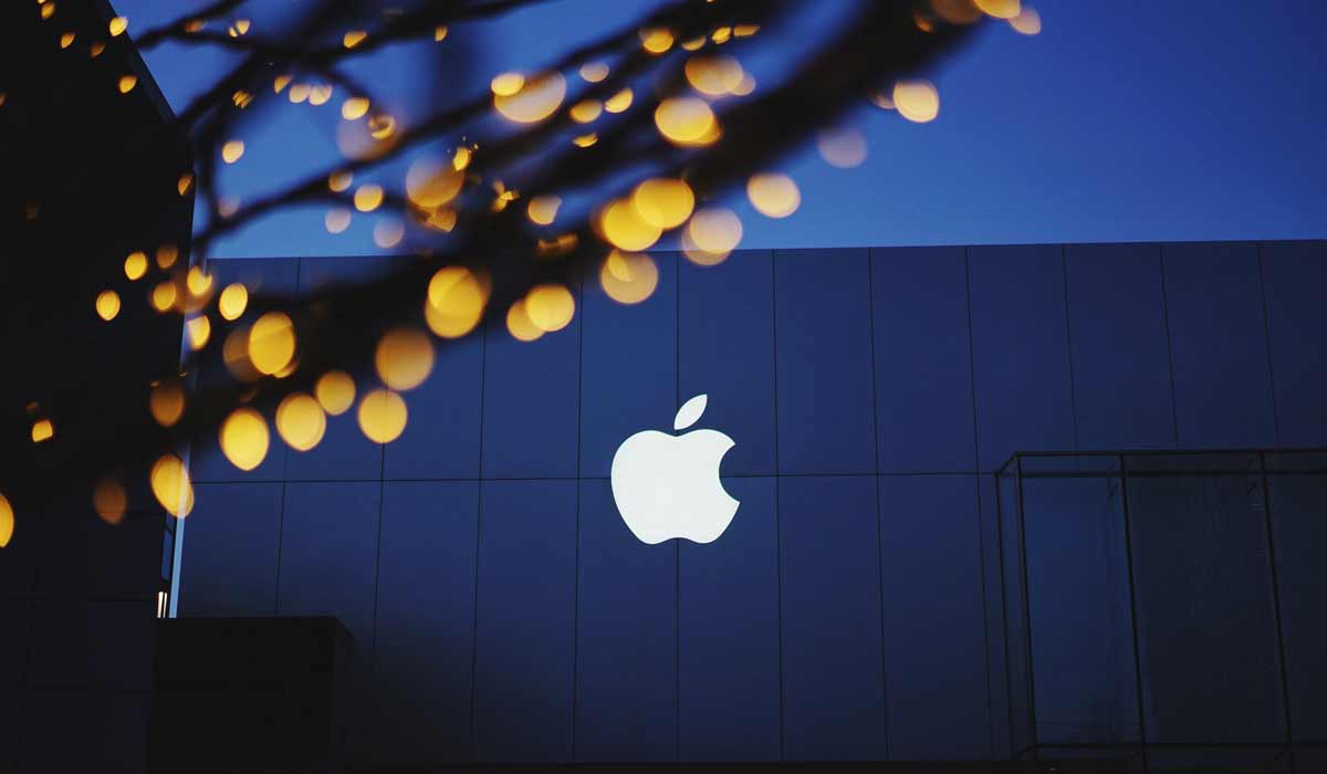 A verified Foxconn insider reveals details about Apple's upcoming "Apple Iris" data glasses. They could come onto the market in 2018.